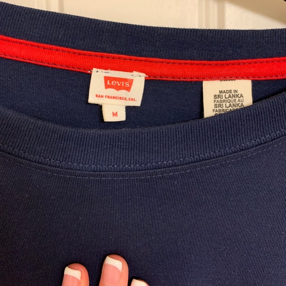 Cute box cut vintage Levi’s tee - Picture 2 of 3